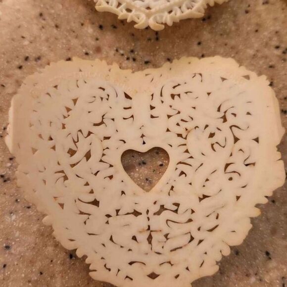 Wilton Curved Heart Filigree Cake Decorations VINTAGE - Picture 3 of 5